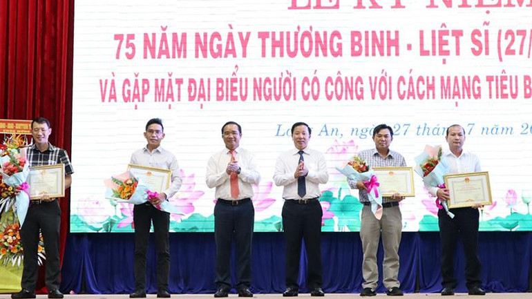 Lãnh đạo tỉnh Long An tặng Bằng khen của Chủ tịch Ủy ban nhân dân tỉnh Long An cho các tập thể có nhiều thành tích đóng góp trong các phong trào &quot;Đền ơn đáp nghĩa&quot;.