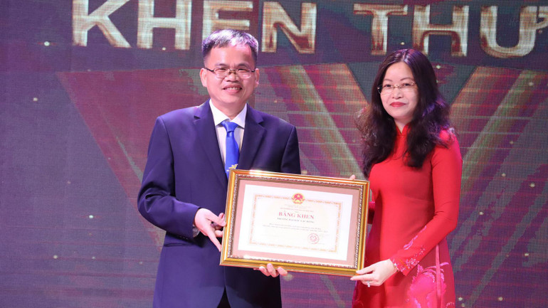 Đại diện Bộ Giáo dục và Đào tạo tặng Bằng khen cho tập thể Đại học Lạc Hồng.