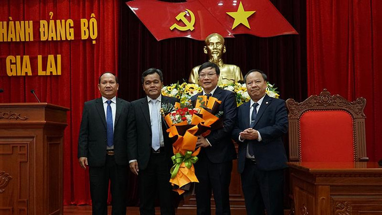 Thường trực Tỉnh ủy Gia Lai chúc mừng đồng chí Trương Hải Long được chỉ định giữ chức Phó Bí thư Tỉnh ủy Gia Lai. Thường trực Tỉnh ủy Gia Lai chúc mừng đồng chí Trương Hải Long được chỉ định giữ chức Phó Bí thư Tỉnh ủy Gia Lai.