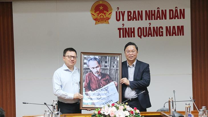 Đồng chí Lê Quốc Minh trao bức chân dung Bác Hồ tặng tỉnh Quảng Nam.