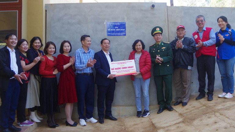 Đoàn thiện nguyện bàn giao công trình bể chứa nước cho nhà trường.