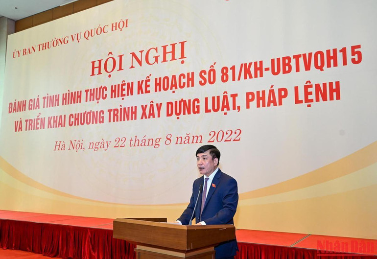 Tổng Thư ký, Chủ nhiệm Văn phòng Quốc hội Bùi Văn Cường phát biểu tại Hội nghị.