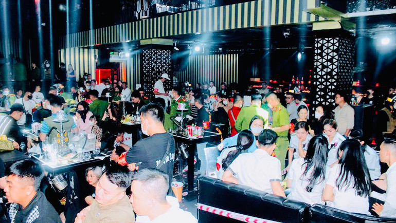 Lực lượng Công an kiểm tra vũ trường Hoàng Gia.