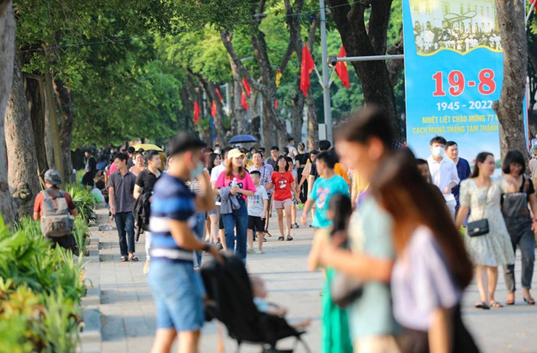 Không gian đi bộ hồ Hoàn Kiếm nhộn nhịp những ngày nghỉ Lễ Quốc khánh. (Ảnh: Thanh Tùng/TTXVN) Không gian đi bộ hồ Hoàn Kiếm nhộn nhịp những ngày nghỉ Lễ Quốc khánh. (Ảnh: Thanh Tùng/TTXVN)