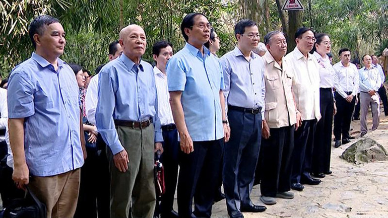 Đoàn công tác Bộ Ngoại giao và lãnh đạo tỉnh Tuyên Quang dâng hương tại Lán Nà Nưa.