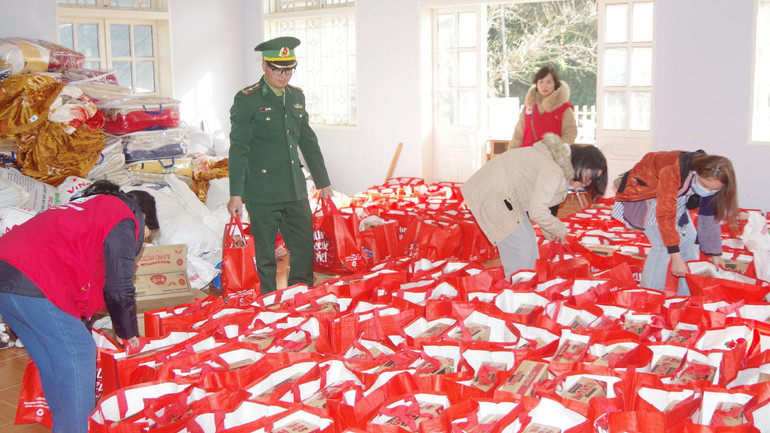 Những phần quà được dành tặng cho bà con nhân dân.