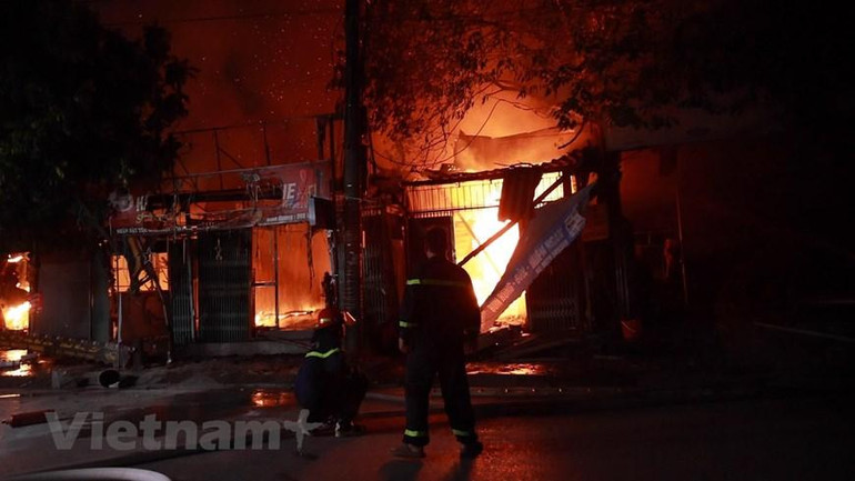 Tính đến thời điểm hiện tại, vụ cháy chưa ghi nhận thiệt hại về người. Tuy nhiên, có 3 ngôi nhà đã bị thiêu rụi hoàn toàn và nhiều hộ dân bị ảnh hưởng. (Ảnh: Hoàng Đạt/Vietnam+)