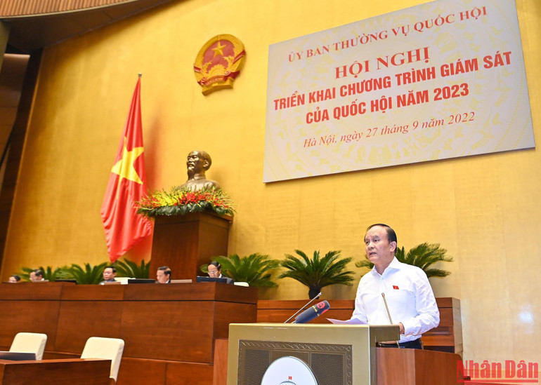 Chủ tịch Hội đồng nhân dân thành phố Hà Nội Nguyễn Ngọc Tuấn trình bày tham luận tại phiên họp.