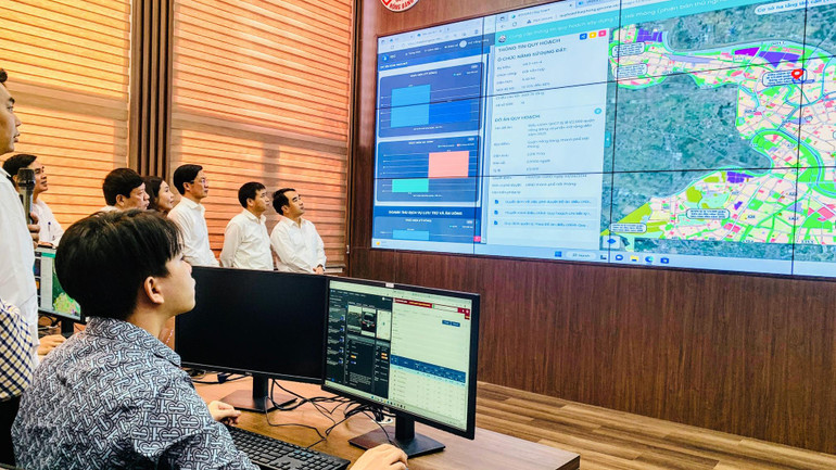 Các đại biểu tham quan mô hình Trung tâm điều hành thông minh quận Hồng Bàng - HB IOC.