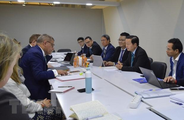 Đoàn đại biểu Việt Nam do Bộ trưởng Tài nguyên và Môi trường Trần Hồng Hà dẫn đầu làm việc với Chủ tịch COP26 Alok Sharma về chuyển đổi năng lượng của Việt Nam. (Ảnh: Nguyễn Trường/TTXVN)
