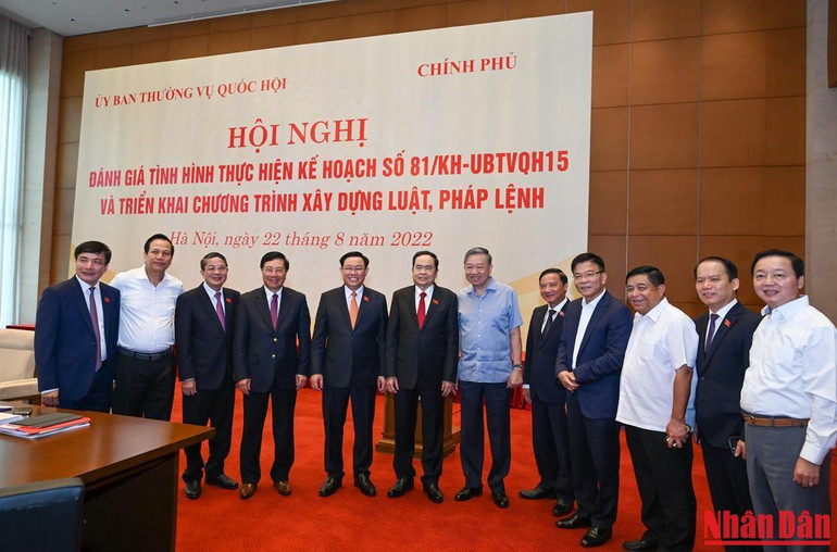 Chủ tịch Quốc hội Vương Đình Huệ với các đại biểu dự Hội nghị.