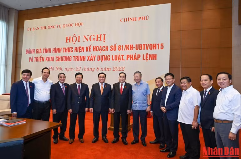 Chủ tịch Quốc hội Vương Đình Huệ với các đại biểu dự Hội nghị.