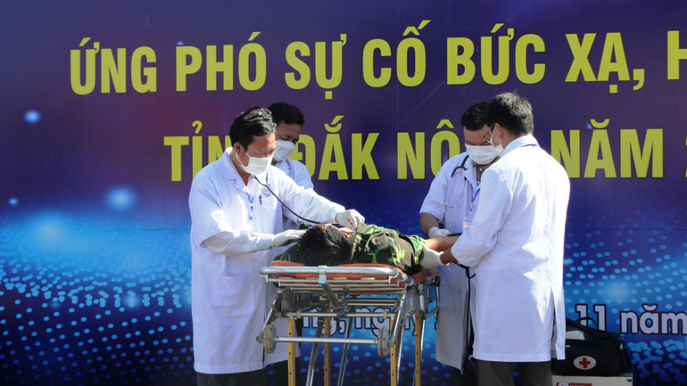 Xử lý cấp cứu trường hợp bị nhiễm độc ngay tại hiện trường.