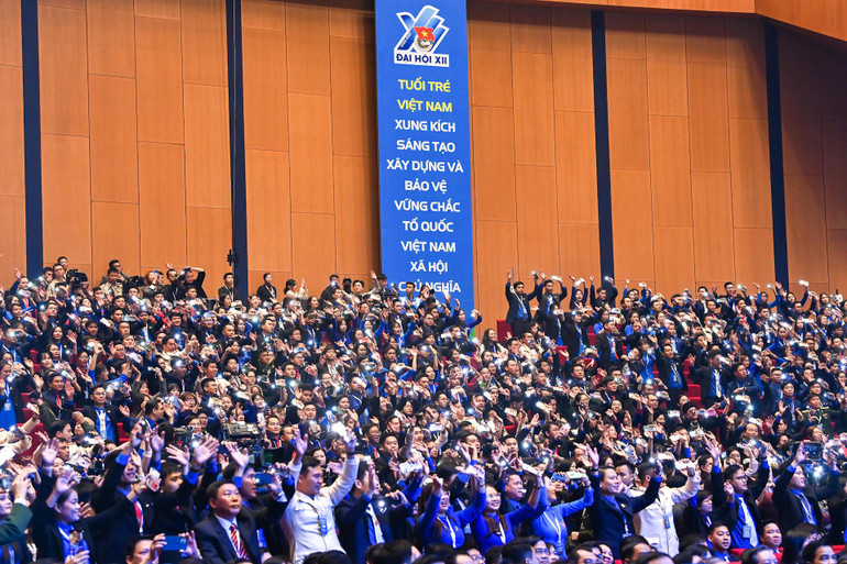 Các đại biểu thể hiện tinh thần, nhiệt huyết của tuổi trẻ tại đại hội.