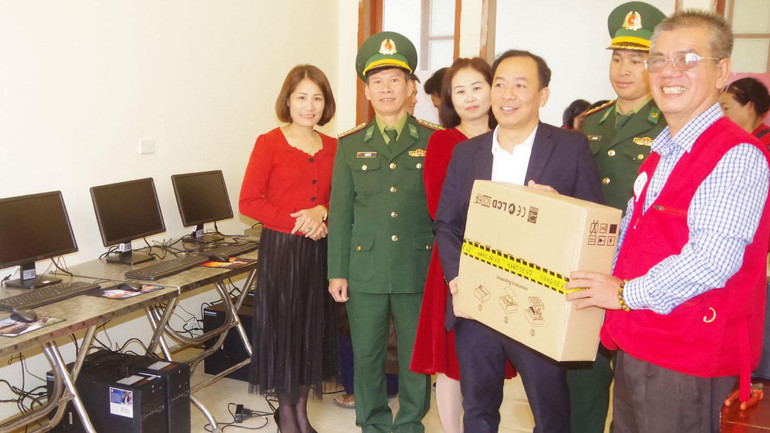 Đoàn thiện nguyện trao tặng 10 bộ máy tính cho nhà trường.