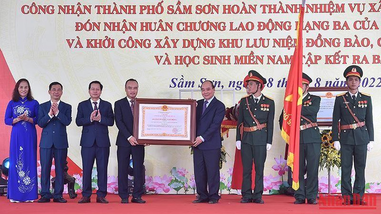 Chủ tịch nước Nguyễn Xuân Phúc trao Huân chương Lao động hạng Ba tặng Đảng bộ, chính quyền và nhân dân thành phố Sầm Sơn, tỉnh Thanh Hóa.