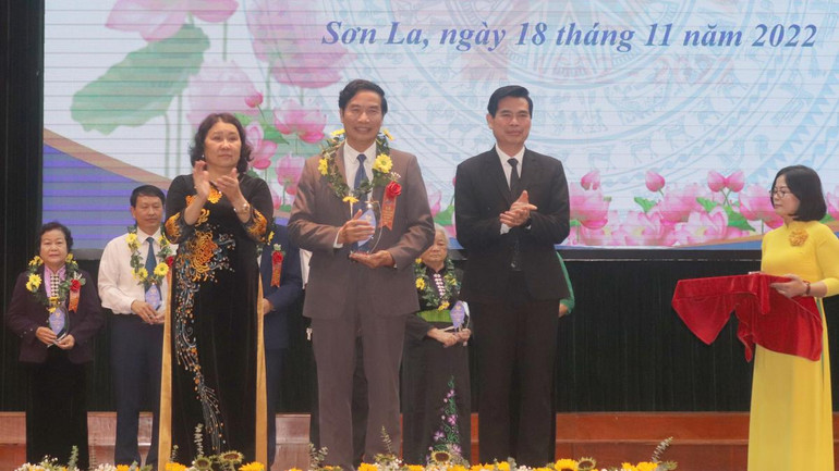 Lãnh đạo Ủy ban nhân dân tỉnh Sơn La trao Kỷ niệm chương cho các cá nhân.