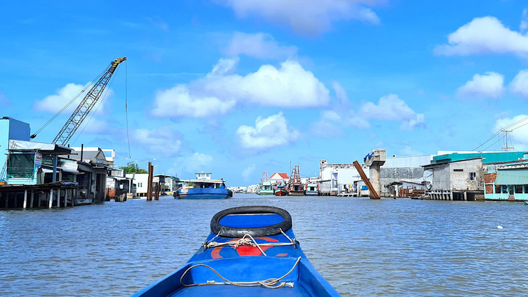 Đơn vị thi công mới huy động thiết bị chuyên dụng tái khởi động việc khắc phục cầu bắt ngang sông Cái Đôi Vàm. (Ảnh sáng 15/11)