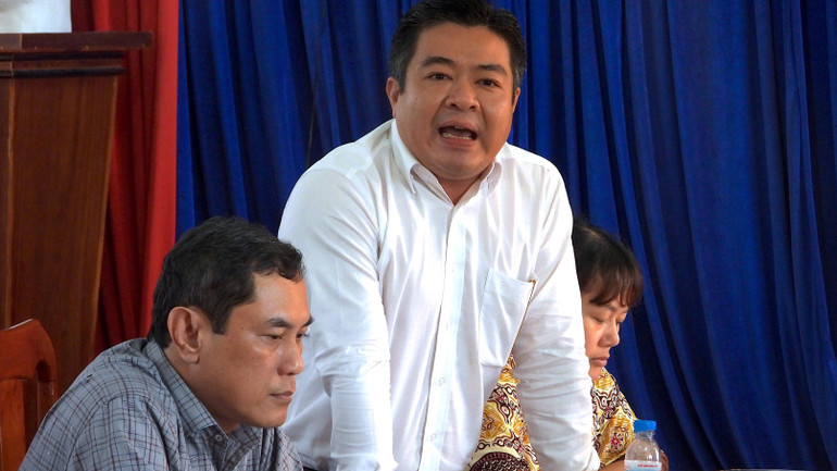 Đại diện Công ty Cổ phần lương thực A An trình bày khó khăn trong việc thu mua lúa chậm trễ trong dân ở huyện Thới Bình.