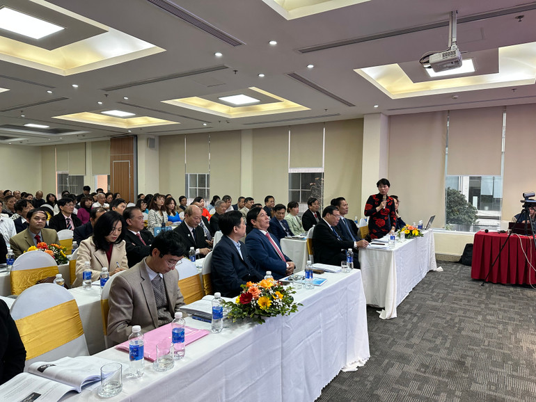 Các đại biểu tham dự hội nghị trao đổi thêm về kết hợp Đông-Tây y trong phòng và điều trị đột quỵ não.