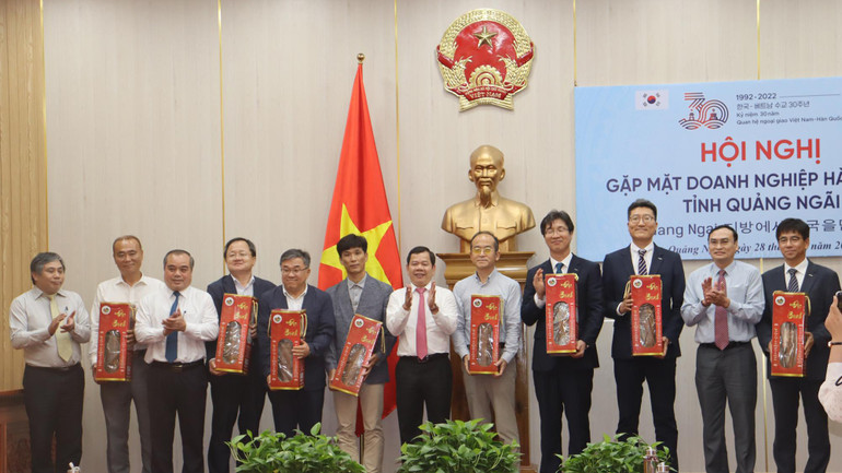 Tặng quà lưu niệm cho các doanh nghiệp Hàn Quốc đầu tư tại Quảng Ngãi.