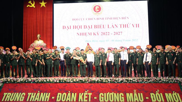 Các đồng chí lãnh đạo tỉnh Điện Biên tặng hoa, chúc mừng các đồng chí được tín nhiệm bầu Ban chấp hành Hội Cựu chiến binh tỉnh Điện Biên nhiệm kỳ 2022-2027. Các đồng chí lãnh đạo tỉnh Điện Biên tặng hoa, chúc mừng các đồng chí được tín nhiệm bầu Ban chấp hành Hội Cựu chiến binh tỉnh Điện Biên nhiệm kỳ 2022-2027.