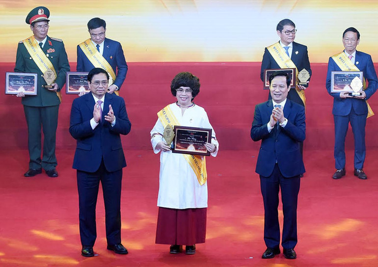 Thủ tướng Phạm Minh Chính trao tặng danh hiệu Top 10 Doanh nhân tiêu biểu nhất Việt Nam năm 2022 cho bà Thái Hương, Chủ tịch Hội đồng chiến lược Công ty cổ phần thực phẩm Sữa TH.