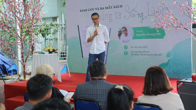 Hình ảnh tại buổi ra mắt sách “Chúng ta sống là vì…” tại Thành phố Hồ Chí Minh ngày 20/11. (Ảnh: PHI HÙNG)