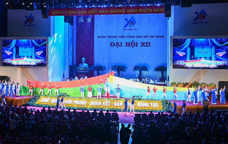 Mở đầu phiên trọng thể là chương trình nghệ thuật với chủ đề: "Khát vọng cống hiến-Lẽ sống thanh niên".