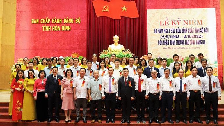 Đồng chí Lê Quốc Minh cùng đại diện lãnh đạo tỉnh chụp ảnh lưu niệm cùng tập thể cán bộ, phóng viên, biên tập viên Báo Hòa Bình. Đồng chí Lê Quốc Minh cùng đại diện lãnh đạo tỉnh chụp ảnh lưu niệm cùng tập thể cán bộ, phóng viên, biên tập viên Báo Hòa Bình.