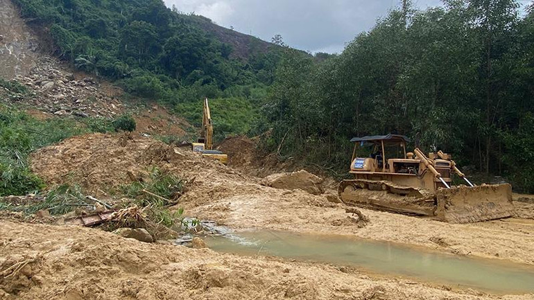 San ủi đất đá thông tuyến đường Tỉnh lộ 622 Trà Bồng đi các xã khu tây.