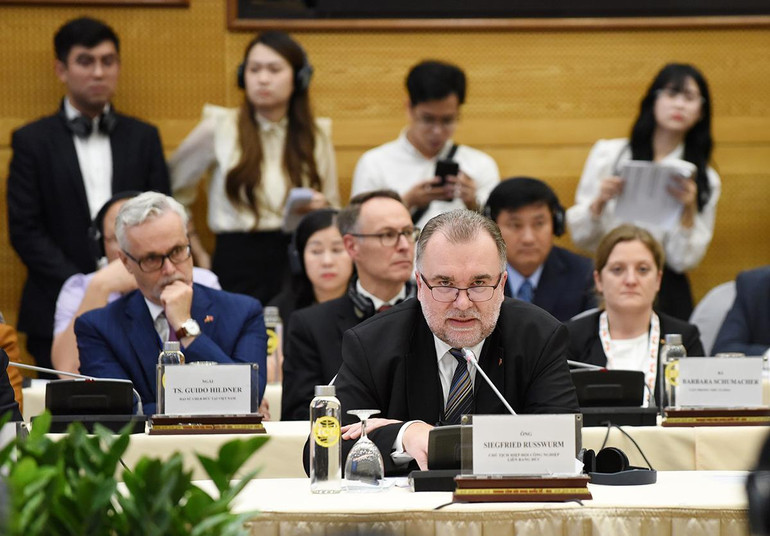 Đại diện hiệp hội của Đức phát biểu.