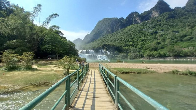 Cây cầu dẫn vào thác Bản Giốc.