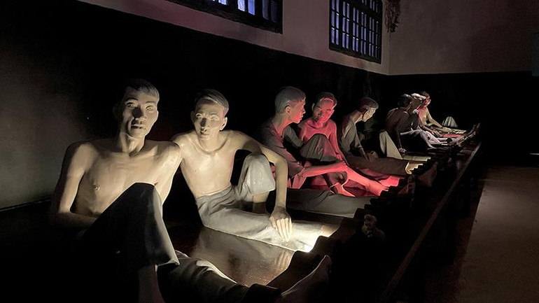 Hình ảnh trong di tích lịch sử Nhà tù Hỏa Lò.