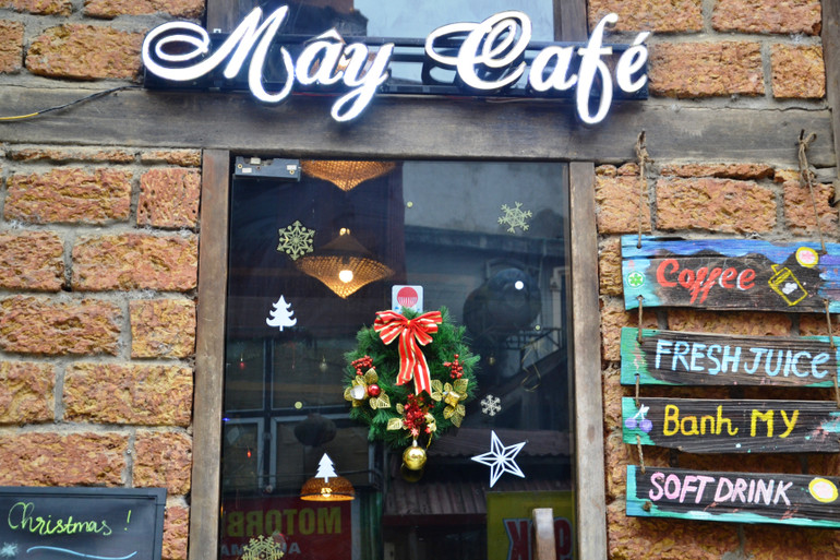 Quán cà-phê như ấm áp, lãng mạn hơn.