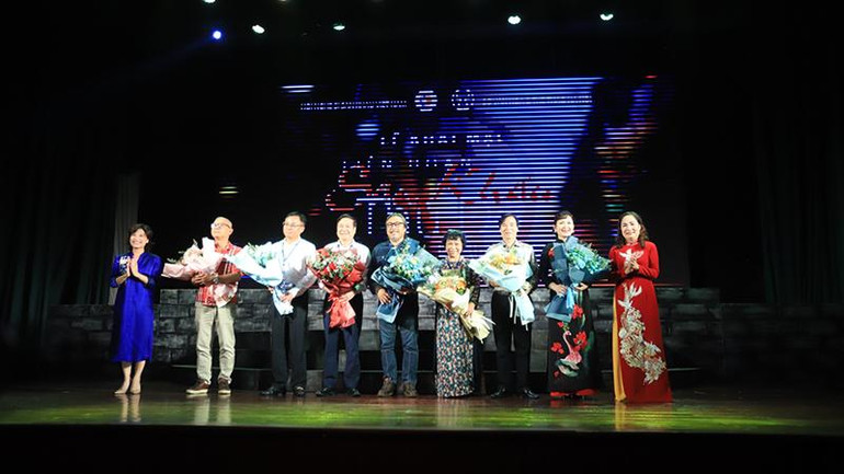 Ban tổ chức tặng hoa các thành viên Hội đồng nghệ thuật. (Ảnh: QUANG TẤN)