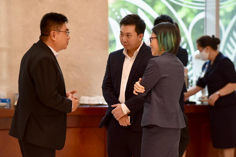 Các đại biểu trao đổi trong giờ nghỉ giải lao.