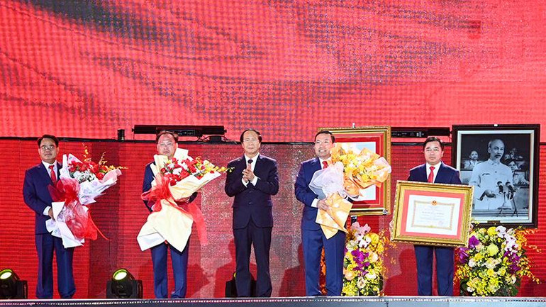 Phó Thủ tướng Chính phủ Lê Văn Thành trao Huân chương Lao động hạng Nhất cho thành phố Phổ Yên. (Ảnh: DUY LINH)