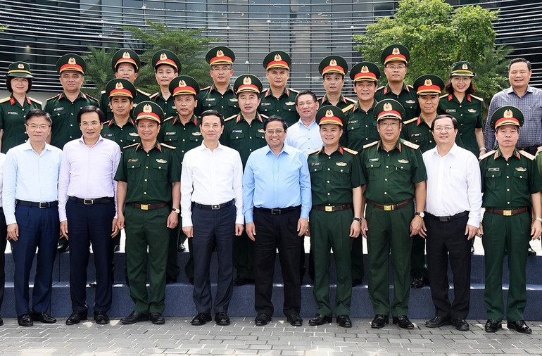 Thủ tướng Phạm Minh Chính chụp ảnh chung với cán bộ, sĩ quan Tập đoàn Công nghiệp-Viễn thông Quân đội (Viettel).