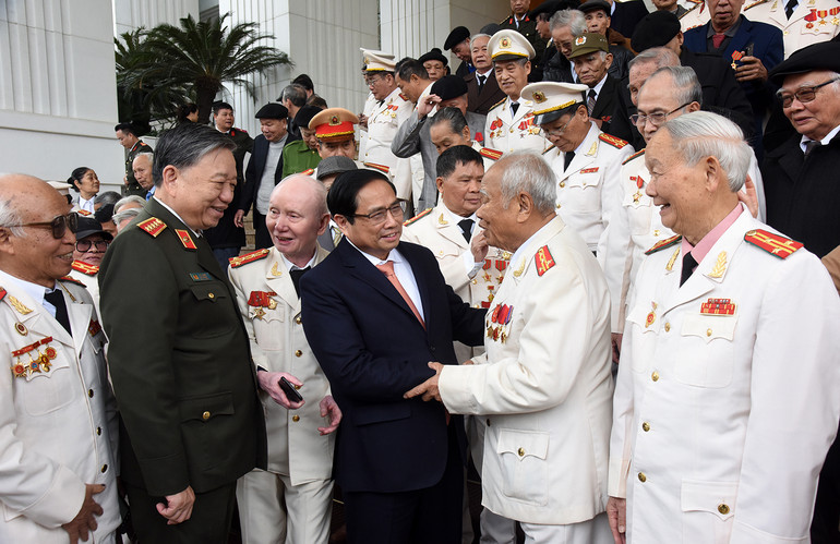 Thủ tướng Phạm Minh Chính với các nhân chứng lịch sử Công an nhân dân.