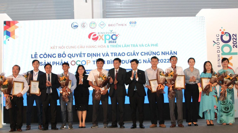 Trao Giấy chứng nhận sản phẩm OCOP tỉnh Bình Dương cho các đơn vị.