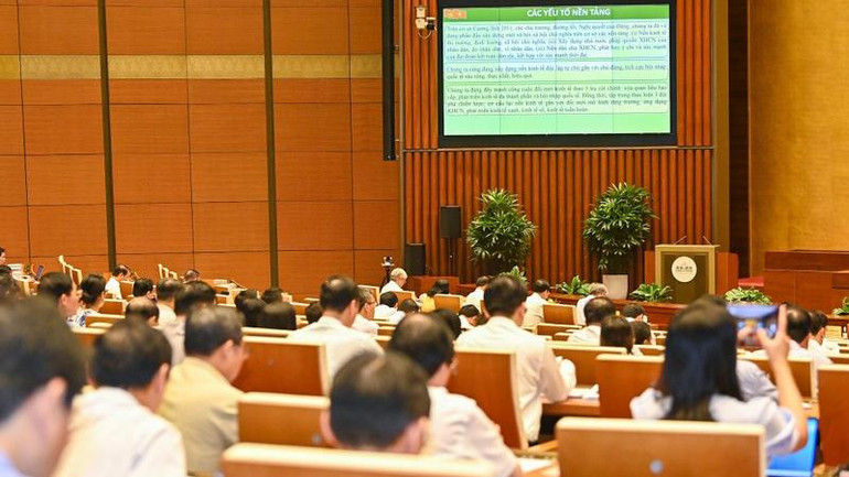 Hội nghị diễn ra trong hai ngày 21, 22/7 với các chuyên đề do các đồng chí lãnh đạo Đảng và Nhà nước trực tiếp truyền đạt nhằm giúp các đại biểu nắm bắt một cách đầy đủ và có hệ thống tinh thần của Nghị quyết Hội nghị lần thứ năm Ban Chấp hành Trung ương Đảng khóa XIII. (Ảnh: DUY LINH)