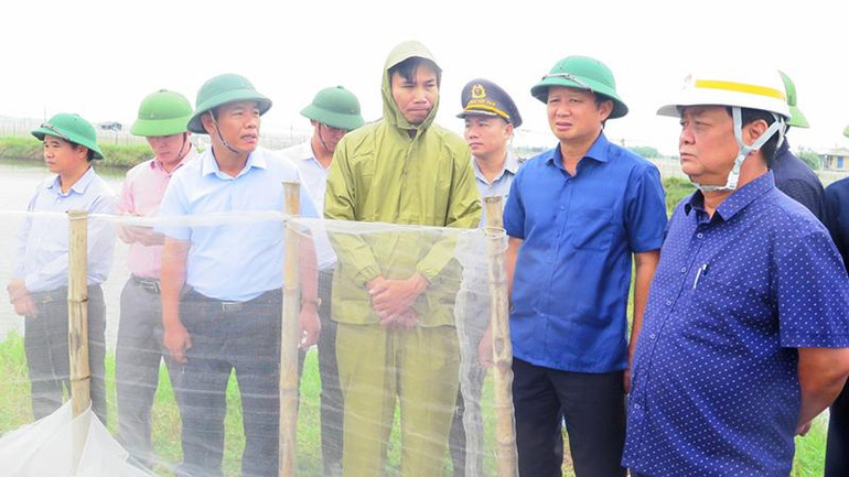 Bộ trưởng Lê Minh Hoan kiểm tra khu nuôi trồng thủy sản tại thôn 14, xã Quảng Công.