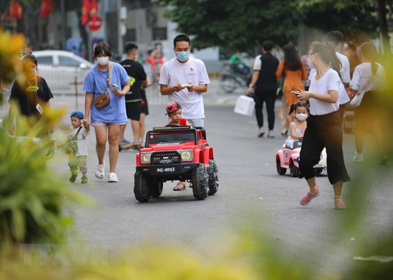 Trẻ em vui thích khi được cùng bố mẹ vui chơi trong không gian đi bộ hồ Hoàn Kiếm. (Ảnh: Thanh Tùng/TTXVN) Trẻ em vui thích khi được cùng bố mẹ vui chơi trong không gian đi bộ hồ Hoàn Kiếm. (Ảnh: Thanh Tùng/TTXVN)