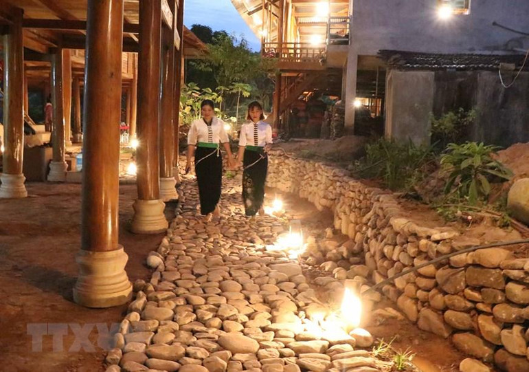 Khuôn viên tại những ngôi nhà sàn là cơ sở lưu trú cho du khách nghỉ qua đêm tại bản văn hóa, du lịch cộng đồng Nà Sự. (Ảnh: Xuân Tiến/TTXVN)
