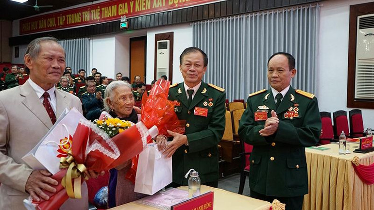 Lãnh đạo Thường trực Hội Cựu chiến binh tỉnh tặng hoa Bà Mẹ Việt Nam anh hùng tham dự tại Đại hội.