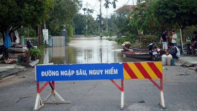Tuyến đường từ trung tâm huyện Phong Điền lên các xã miền núi Phong Thu, Phong Mỹ, Phong Xuân vẫn còn ngập, làm gián đoạn giao thông.