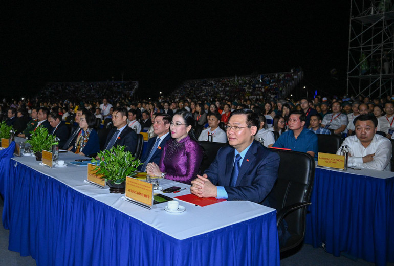 Chủ tịch Quốc hội Vương Đình Huệ và các đại biểu dự buổi lễ.