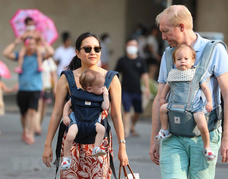 Không gian đi bộ hồ Hoàn Kiếm hoạt động từ ngày 1/9 (thứ Năm) đến hết ngày 4/9 (Chủ nhật) tạo điều kiện cho người dân, du khách vui chơi, giải trí. (Ảnh: Thanh Tùng/TTXVN) Không gian đi bộ hồ Hoàn Kiếm hoạt động từ ngày 1/9 (thứ Năm) đến hết ngày 4/9 (Chủ nhật) tạo điều kiện cho người dân, du khách vui chơi, giải trí. (Ảnh: Thanh Tùng/TTXVN)