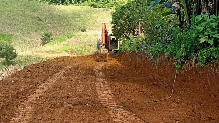 Mở đường lâm nghiệp tại thôn Lủng Mít, xã Bằng Thành (Pác Nặm).